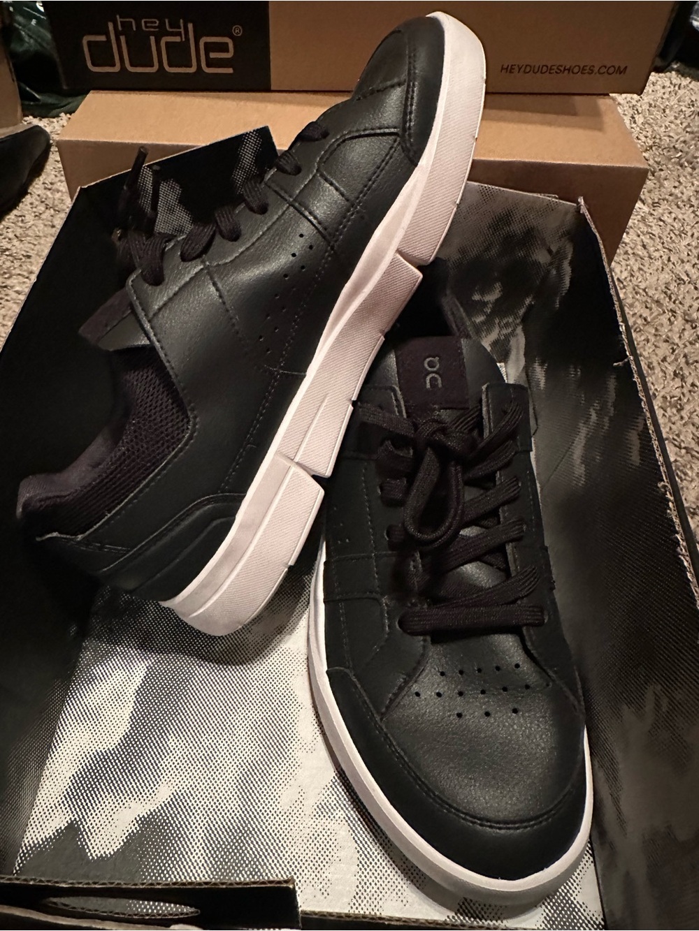 NIB ON Running Women’s The Roger 9.5 Black Leather Sneakers with White Sole